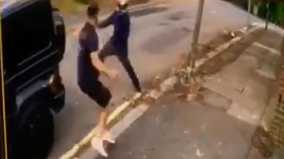 Intentan robarle el coche a Özil con cuchillos y su compañero Kolasinac se enfrenta a los asaltantes