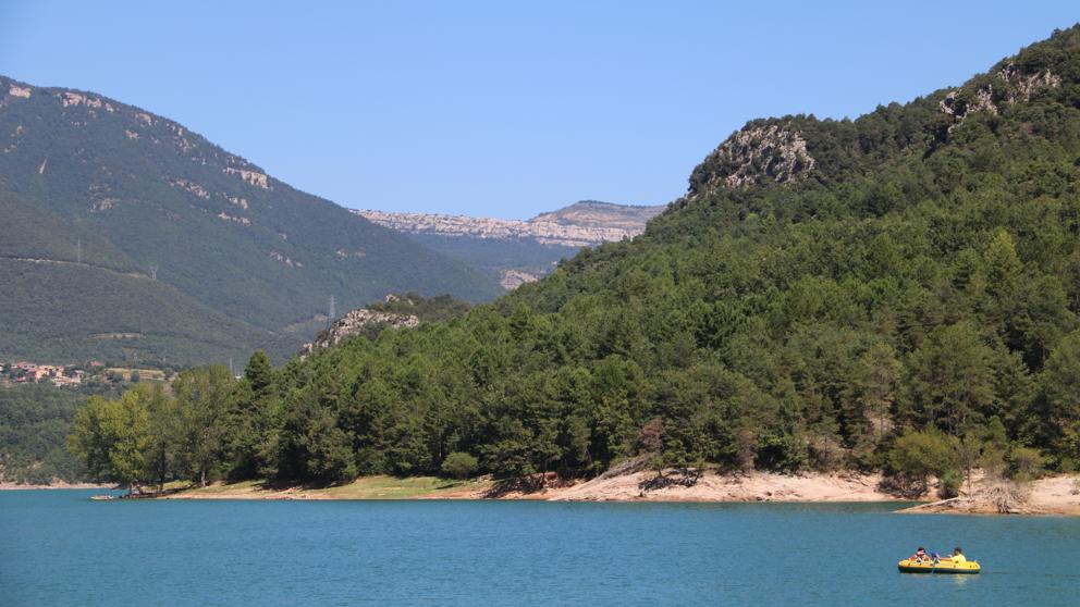 Los pueblos del Berguedà, preocupados ante la masificación de bañistas en el pantano de la Baells